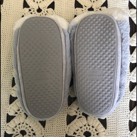 NWOT Adult Fuzzy Bunny Slippers - Picture 2 of 11